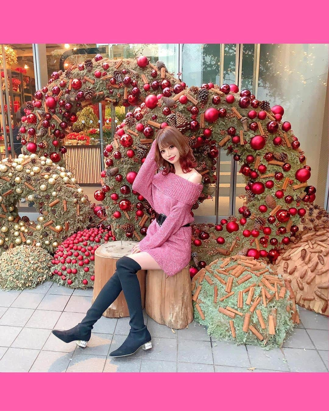 桜咲乃愛さんのインスタグラム写真 - (桜咲乃愛Instagram)「こころちゃんと遊んだ〜🥰💕🍀 クリスマスリース可愛かった❤ ニコライバーグマンかわいいし美味しいから好き😘💓✨ お洋服は @xsrokux のワンピに @emiriawiz_official のニーハイブーツ💕✨ 最近カフェも街並みもクリスマスって感じでいいね( *´꒳`* )✩。✧*。 NOWは今週の24.25日21:00~クリスマスイベントやります🥰✨💕 くじ引きも出来るので皆で楽しめたら嬉しいです♥️♥️♥️ 今年最後のイベントなのでよろしくお願い致します☺️💓💓💓🍾✨ #クリスマスコーデ#クリスマスイベント#クリスマス#カフェ#カフェ巡り #ニコライバーグマン#青山#青山カフェ #ニットワンピ#xsrokux #セレクトショップ#毛先オレンジ」12月22日 12時39分 - noasama1101