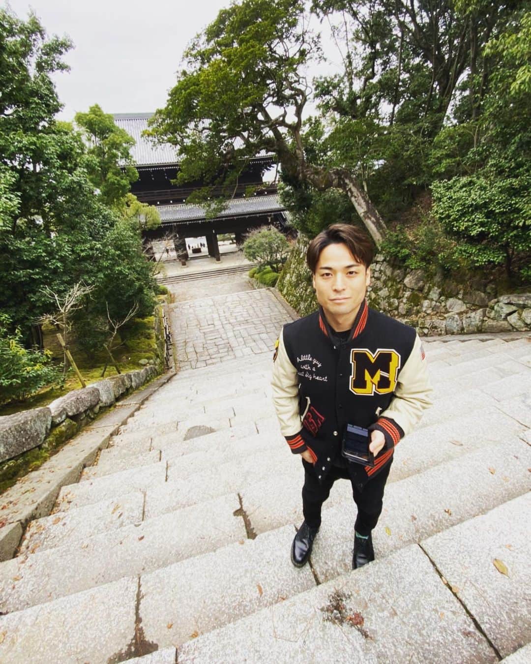 FISHBOYのインスタグラム：「. 誕生日のお祝いのメッセージ、ありがとうございました☺ . 誕生日は京都へ。 . 龍安寺、退蔵院、知恩院。他にもまわりましたが今回はこの3つに静かな衝撃を感じました。 . この歳にやることを真っ直ぐと決めてくれた旅となりました。 . 皆様これからも何卒よろしくお願い致します👼✨ . #服のチョイス間違えました笑」