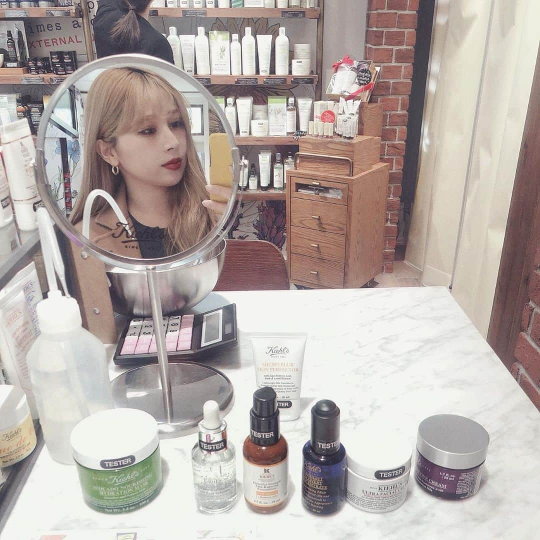 のインスタグラム：「beauty❤︎ ： 気になっていたパックがあったので、getしにKiehl'sへ♡ ： わたしのお目当は、 アボカドのパック🥑❤︎❤︎ ： カウンセリングと肌診断をして、 肌に合うかを見て頂いて、 使い方もしっかり説明して頂いたんだけど、 ： ： このパックは 洗顔して化粧水をぬってから、 パックするの😳！ ： ： ほんとのアボカドみたいな質感なので、手で滑らかにしてから塗布するといいよ♡ ： ： 洗い流したら、次は美容液からのお手入れ☺︎👌🏻 ： ： パック後は、トーンもあがるし、もちもち❤︎ 保湿力が高いので、乾燥にすごく良いと思う♡ ： ： 後ね、旅行中にもいいなーと、 スペシャルケアのヒアルロン酸のパッチマスクもget❤︎ ： ： カウンセリング受けて使うのと、わからず使うのはやっぱり違うなぁ。と今回すごく思いました🥺 ： ： Kiehl'sは彼も使ってるので、 今度一緒にパックしよ😏w ： ： #Kiehls#キールズ#キールズスキンハイドレーションマスク#アボカド#パック#パッチマスク#マスクパック#美容#美容液#肌診断#美容垢#フェイスクリーム」