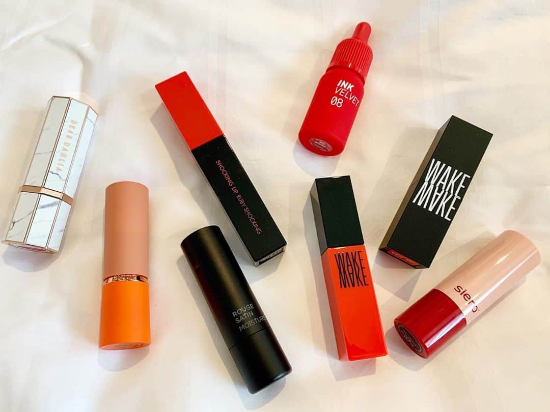 のインスタグラム：「NYLON KOREA BeautyAwardの 日本代表として審査員をやらせて頂いて、 話題の韓国コスメやスキンケアを 毎日毎日試し使い続けました。 コスメもスキンケアも流石の韓国。 どれもこれも本当に優秀で、 カラーバリエも質感も様々。 その中でNo.1を選ぶのが大変だったけど、 リップの中で気になったものを一部ご紹介。  特に @sierocosmetic のリップは、 自然で程よい発色が顔色を明るく見せてくれ、 唇をふっくら潤いを持たせてくれる。 鏡がなくてもさっと塗れてリップ感覚で使える質感も◎ 使いやすくてポーチから 自然と手にとってしまうリップ。 乾燥する季節は唇がカサカサしてしまいがちなので マットなものよりも潤いのある方がやっぱり好きです。  最近では韓国に行かなくても 新大久保やamazonでも韓国コスメが買えるから嬉しい。 また気になったものをご紹介しますね♡ 私が塗ったリップ(写真3枚目)のカラーは #sierocosmetic の01 MARSALA 💄  #韓国コスメ#nylon_beauty @nylonkorea」