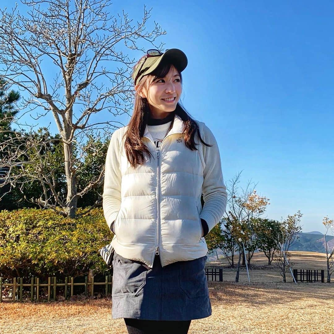 高沢奈苗さんのインスタグラム写真 - (高沢奈苗Instagram)「. 先日のゴルフコーデ🏌️‍♀️ . @standrews_jp のダウンブルゾンは2way使用💡 . ベストは暖かい上に動きやすいので、最近は袖を外してベストとしてヘビロテしてます😊 . . @newerajapan のカーキのサンバイザーも色が珍しくてお気に入り💗 . 冬でも日差しは気になるので サングラスも欠かせません😎 . . . #standrews #golf #reginagolf #vividgolf #eyevol #セントアンドリュース #ゴルフ #レジーナ #ゴルフ女子 #ゴルフファッション #冬ゴルフコーデ #アイヴォル #ニューエラゴルフ」12月22日 12時57分 - nanaetakasawa