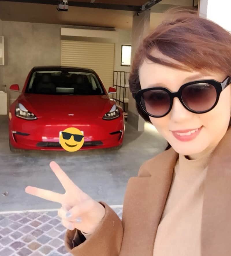みうなさんのインスタグラム写真 - (みうなInstagram)「先日、テスラのモデル3という車が納車されました。赤いテスラは珍しいみたい。そして女性が乗るととっても可愛いよ。YouTube動画にして紹介します❤️ 私は初心者マーク🔰つけて運転してみることにします。  #テスラ #tesla #テスラモデル3」12月22日 13時01分 - miuna_saito