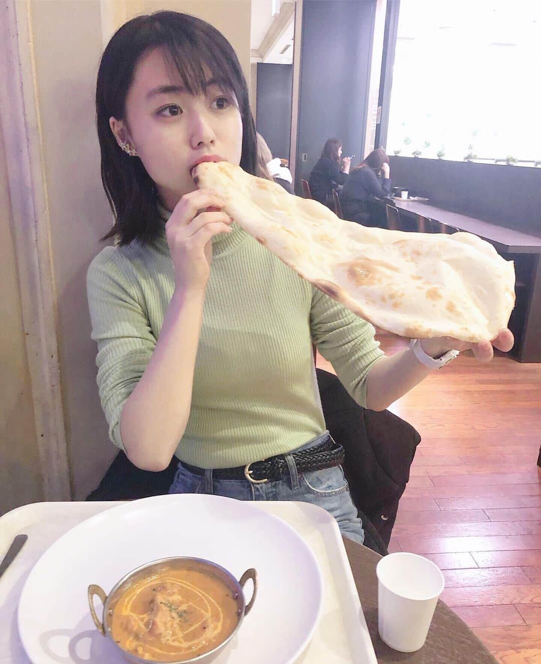 多田成美のインスタグラム：「おっきい、、( °_° ) カレーにはライス派ですか？ それともナン派ですか？？」