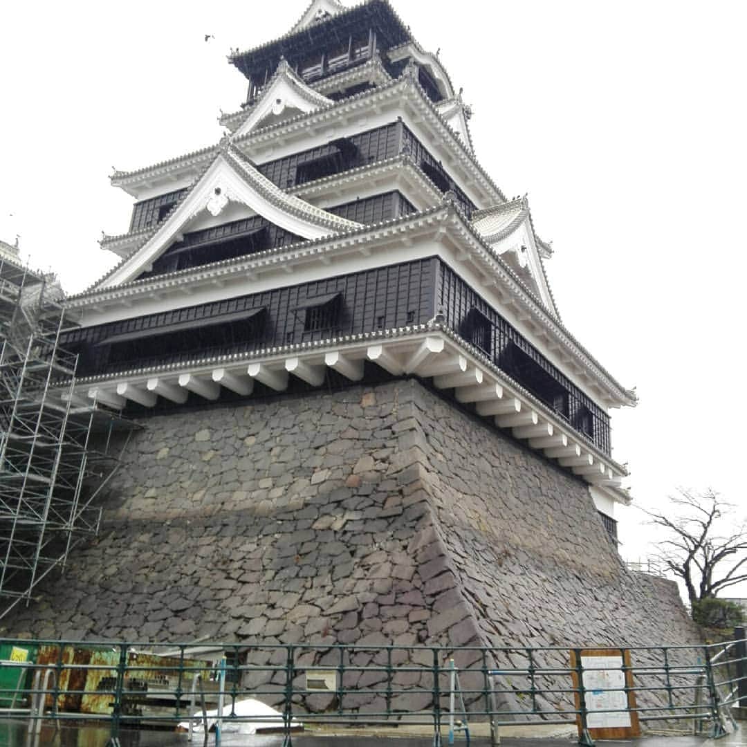熊本城のインスタグラム：「大天守南面の石垣と東面の付櫓(大天守の出口部分)まわりの工事用足場が外されました。是非特別公開エリアからご覧ください。(年末年始は12/29から1/5まで毎日公開します!) #熊本城 #kumamotocastle #天守閣 #castletower #熊本 #kumamoto #日本 #japan #城 #castle #地震 #earthquake #japantrip #復旧 #復興 #reconstruction #特別公開 #grandunveiling」
