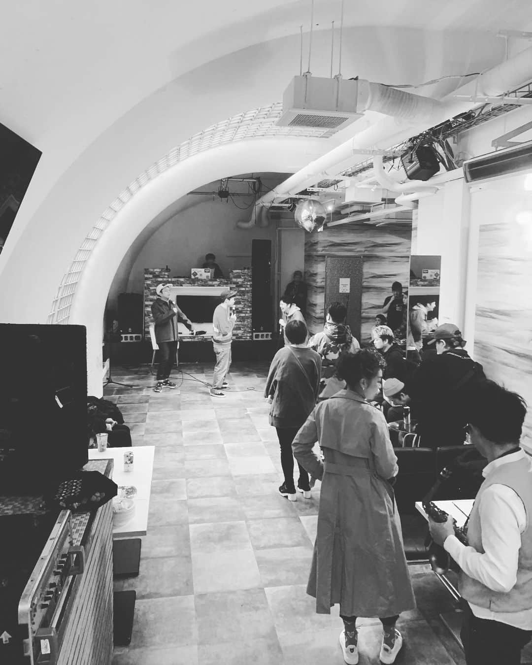 のインスタグラム：「今日はBOP in the DAY @89bak とコラボ曲歌わせてもらいまーす✨ 出番は21時過ぎかなー！！ 時間空いてる人はアメリカ村juiceに集合👍 入り口でブッチって言ってもらえれば前売りで入れるようになってます🤚 待ってまーす👍  #etking #bucci #ソロ #bopintheday #コラボ #ba_k #juice #今はリハーサル #下のローストビーフ丼屋 #めちゃくちゃ並んでる」