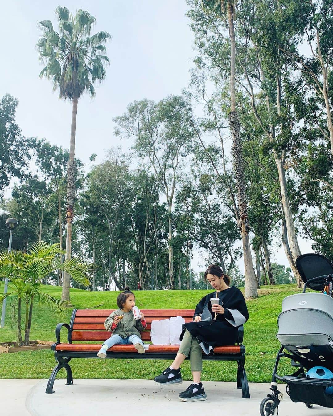 高木りなのインスタグラム：「朝からファーマーズマーケットでパン買って公園のベンチで朝ごはん🥐 ☕️🌴 아침일찍 파머스마켓에서 🥐☕️사서 공원에서 아침식사~🌴 . #calilife #lalife #farmersmarket #breakfast #朝ごはん #ロサンゼルス#カリフォルニア#로스앤젤레스 #캘리포니아」