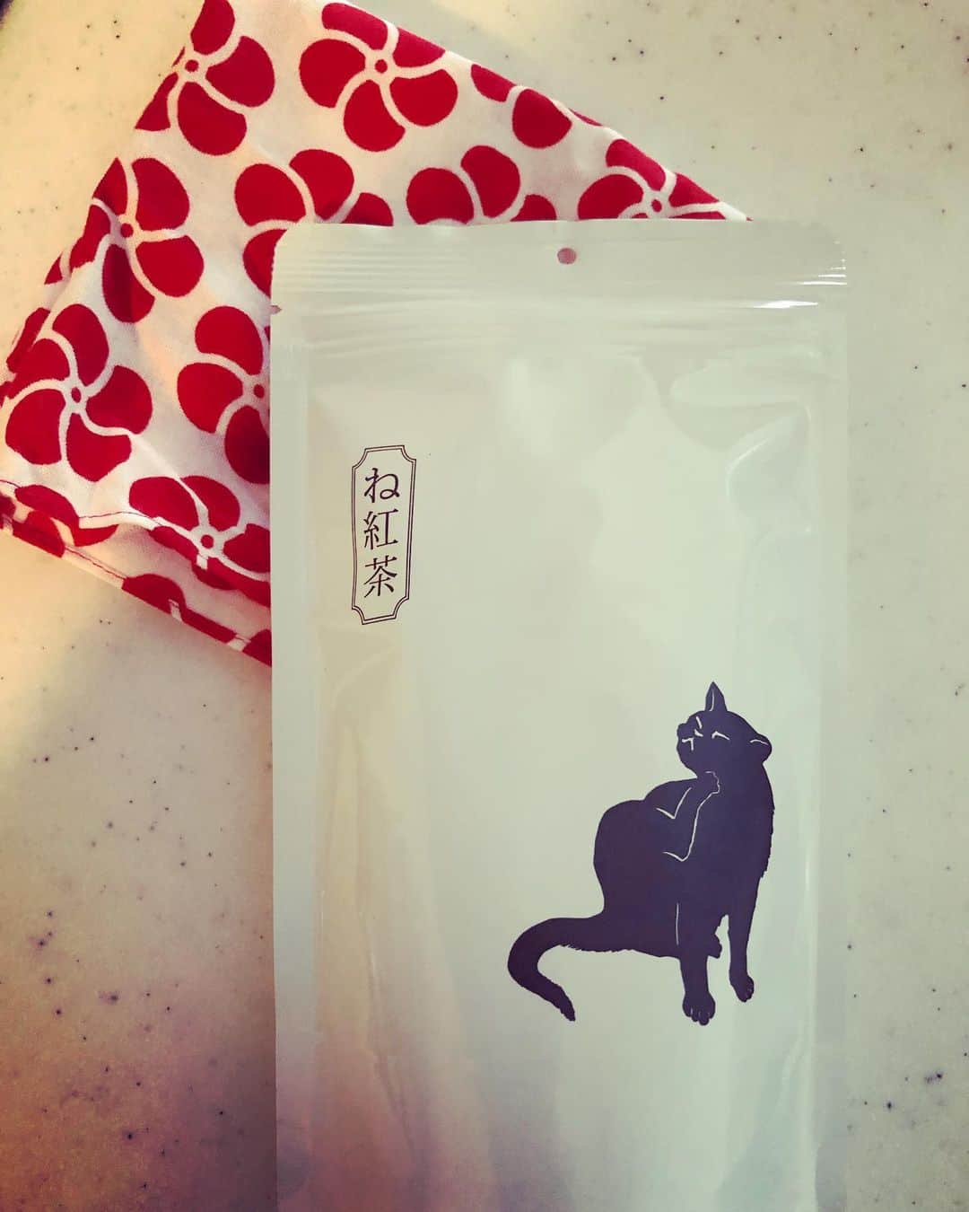 michi のインスタグラム：「東京の後輩と札幌で再開し、渡しそびれていたと頂いた、ね紅茶。 #まめぐい#ね紅茶#猫好き#紅茶好き」