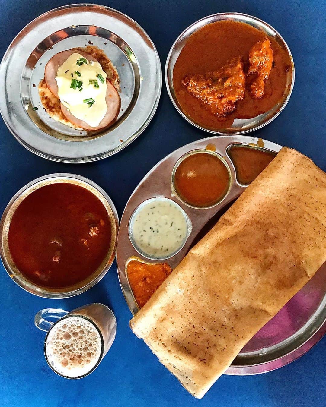 Li Tian の雑貨屋さんのインスタグラム写真 - (Li Tian の雑貨屋Instagram)「Quick refuel for two hungry bellies. Think the classic pratas are still better than their fusion creations 🙌🏼 • • #Singapore #indian #sgfood #sgig #igsg #sgfoodies #yummy #igfood  #foodporn  #instafood #burpple #sgfoodies #gourmet #eatlocal #bonappetit #lunch #hawker #musttry  #delicious #sgblog #brunch #jiaklocal #curry #sunday」12月22日 13時40分 - dairyandcream