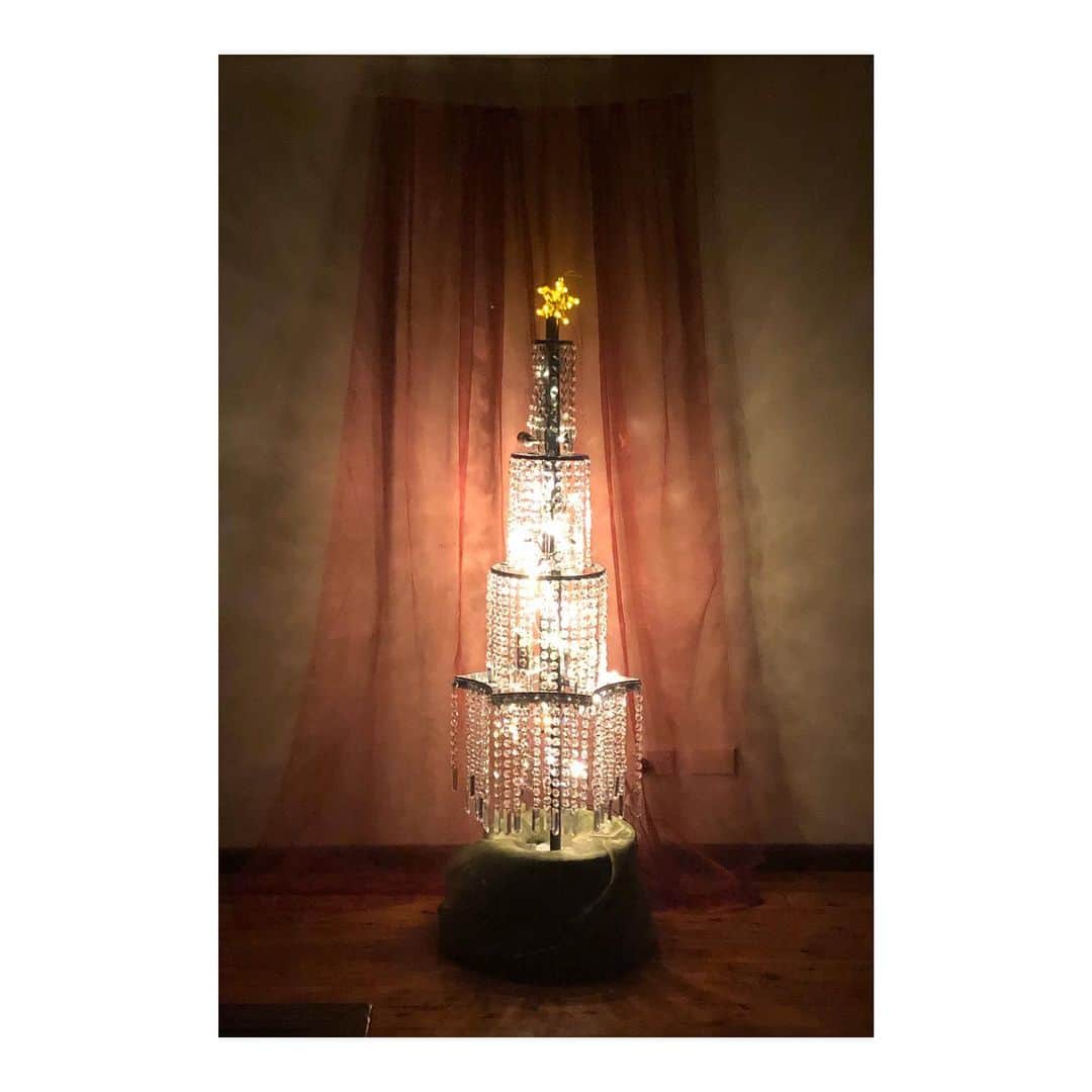 SEN（三辻茜）さんのインスタグラム写真 - (SEN（三辻茜）Instagram)「We do Christmas trees a little different in my family. We don’t buy them. We make them. And when I say “we” I mean my genius sculptor mother. This years effort is made from broken chandeliers, a pole, some fairy lights and duct tape. Hope everyone is enjoying the festive season, no matter your faith ❤️💫🎄」12月22日 13時55分 - sen_mitsuji_official