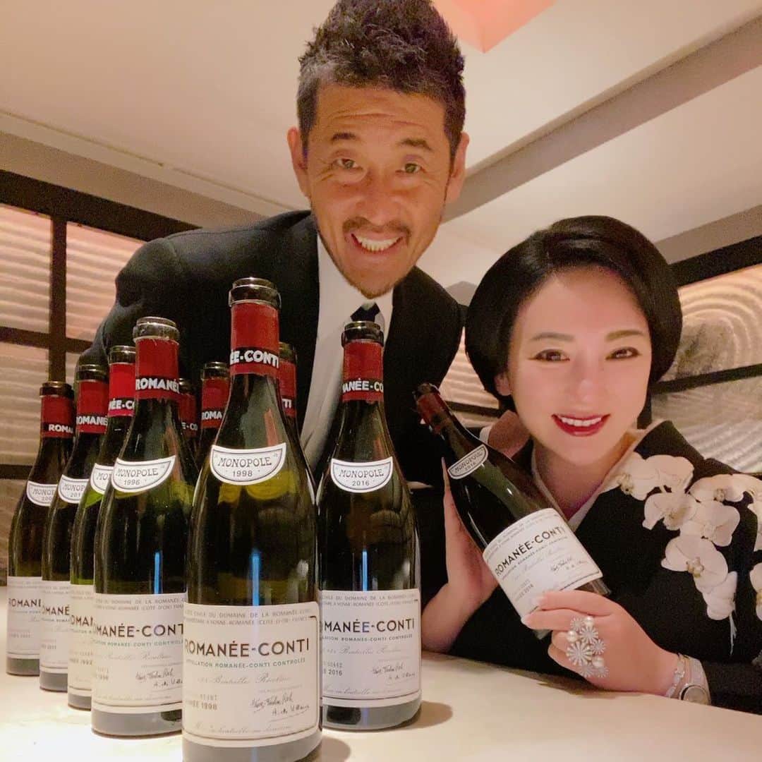 綾田武司のインスタグラム：「藤崎まり子大ママのお誕生日でした😀 倶楽部　藤崎での3度目のお誕生日🎂 僕がこんな事を書くと怒られるかもですが僕から見た藤崎まり子という人間は、凄く大胆で凄く臆病です。 本当にどちらも人並外れた天才的な女性なのです。 自分で今回も、こんなお誕生日を迎えたいって大胆にイメージし挑みます。 そこから大丈夫かなって不安だなって臆病さが生まれそれをかき消す為に黙々とストイックに形を作りに行くのです。 この工程を横でサポートさせてもらいお仕事させてもらえるのは藤崎のオーナーとしての売り上げよりも藤崎の黒服として黒服冥利につきます。 改めて僕は尊敬し認める仲間をサポートさせてもらえるこの仕事が大好きなんだって再認識しました。 この様な現実離れしたお誕生日を作り出してもらったお客様に感謝し、まり子大ママが主役としてもっと輝く為に全員の女の子が何時も以上に煌びやかにドレスアップしてもてなしてくれた事に感謝します。 普段こんな呼び方しないですが、マリリン😀最高です㊗️ #エースファクトリー #藤崎まり子 #誕生日 #ロマネコンティ #ボーリング #ソウメイJAPAN #媚び売ってね笑 #おめでとうございます」