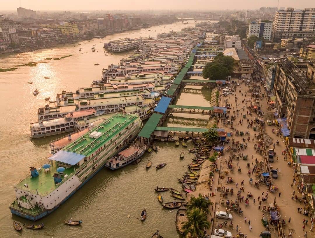 National Geographic Travelさんのインスタグラム写真 - (National Geographic TravelInstagram)「Photo by George Steinmetz @geosteinmetz | The main ferry terminal of the Buriganga River in Bangladesh is seen from above in 2017. With Dhaka's rapidly growing population and decaying infrastructure, the river remains one of the most important modes of transportation. The scene made me think about what it could have been like to see the human spectacle of New Orleans, St. Louis, or New York from the air in the mid-19th century. To view more of our world from above, follow @geosteinmetz.」12月22日 14時09分 - natgeotravel