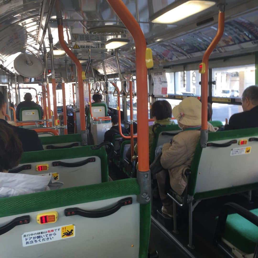 ほんこんさんのインスタグラム写真 - (ほんこんInstagram)「シティバスから阪急電車 市バスとは言わない 寂しい #阪急電車 #シティバス #公共の乗り物 #ほんこん」12月22日 14時26分 - hongkong2015_4_9
