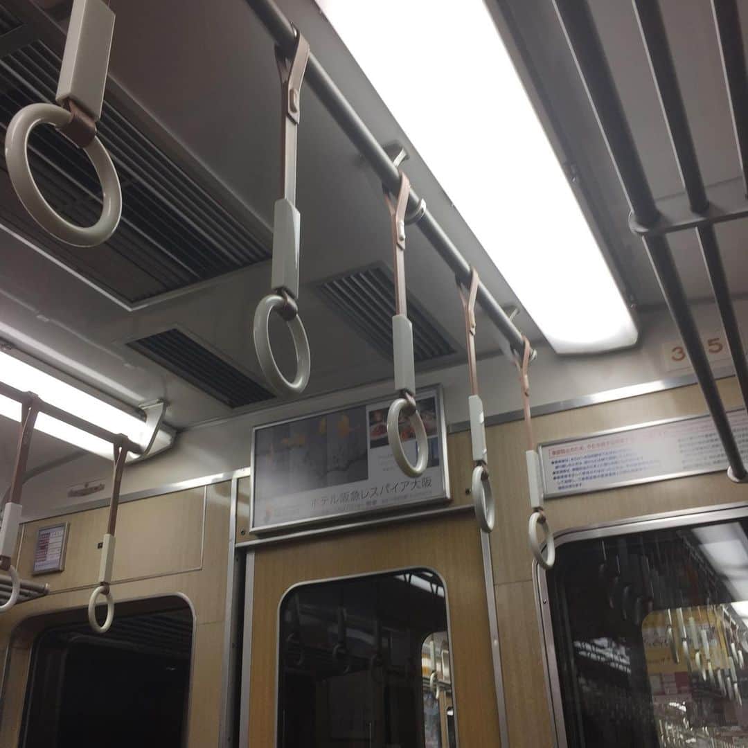 ほんこんさんのインスタグラム写真 - (ほんこんInstagram)「シティバスから阪急電車 市バスとは言わない 寂しい #阪急電車 #シティバス #公共の乗り物 #ほんこん」12月22日 14時26分 - hongkong2015_4_9
