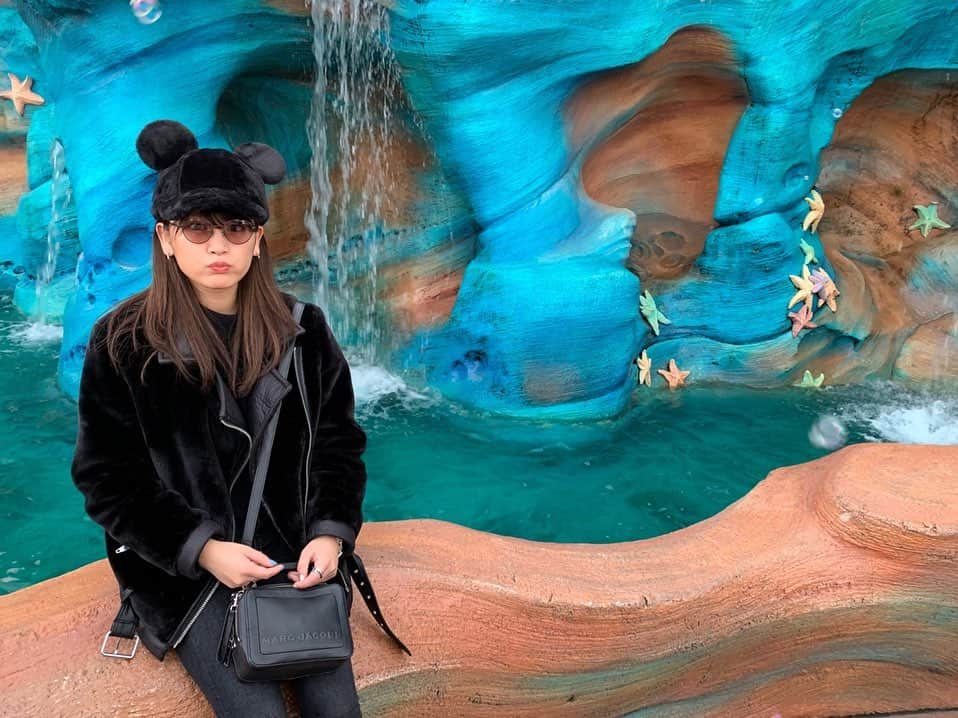 久松郁実さんのインスタグラム写真 - (久松郁実Instagram)「﻿ ﻿ Disney Seaで一番好きな場所🧜🏻‍♀️🐚💙﻿ ﻿ 三枚目は沢山写真を撮ってくれた﻿ 親友ちゃん👩‍❤️‍💋‍👩﻿ ﻿ ﻿ #tokyodisneysea﻿ #tds﻿」12月22日 14時27分 - ikumi_hisamatsu