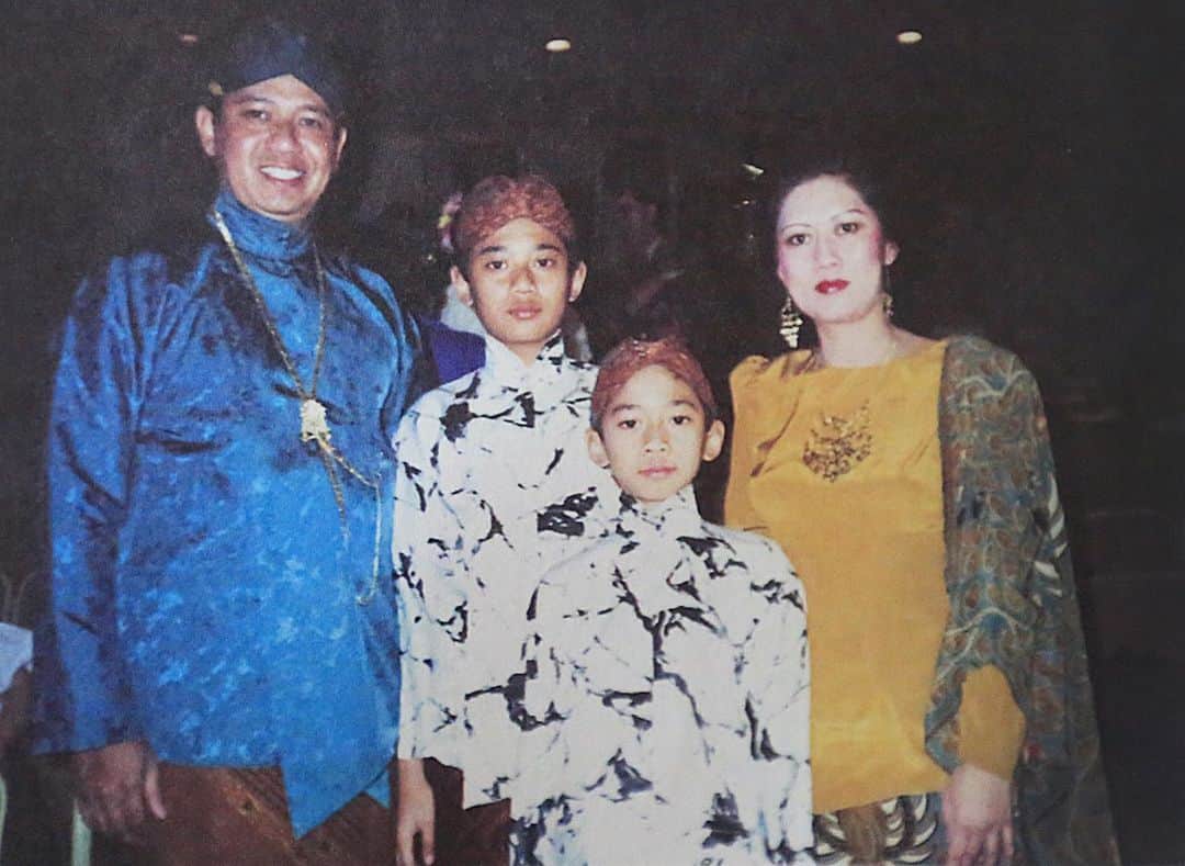 アニ・ユドヨノのインスタグラム：「Kebersamaan yang indah 29 tahun yang lalu. Dalam acara "International Gathering", dengan bangga kami menampilkan budaya Indonesia.  Di Hari Ibu 22 Desember 2019 ini, saya kirimkan Al Fatihah untuk ibunda dan istri tercinta. Saya amat tahu setiap tanggal 22 Desember, Ibu Ani Yudhoyono selalu merayakan dan mengambil peran yang penting untuk memberikan semangat kepada para ibu (kaum perempuan) di negeri kita. Di setiap peringatan Hari Ibu, saya juga tahu kedua putra kami Agus Harimurti dan Edhie Baskoro selalu mengucapkan kata-kata indah untuk ibunda tercintanya. * SBY * ➖ Our memorable togetherness 29 years ago. One day at the “International Gathering”, we were so proud to showcase the cultures of Indonesia.  Today, on Mother’s Day, 22nd of December 2019, I would like to send my prayers (Al Fatihah) to my mother and my beloved wife. I know for sure that every 22 December, my wife Ani always celebrated and played important roles to motivate and empower all mothers and women in our country. On every Mother’s Day, I also know that our sons, Agus Harimurti and Edhie Baskoro always conveyed beautiful words to their beloved mother. * SBY *  #SelamatHariIbu」