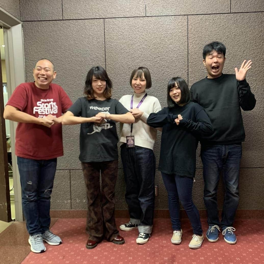 のインスタグラム：「HumpBackさん♪京都の音楽フェス『ポルノ超特急』で探険していたら発見！大阪出身の3ピースロックバンド♪凄く好きなバンドなのです！一番好きな曲は「僕らは今日も車の中」来年2月から【僕らの足は止まらないツアー】をやりはります！  #humpback #ハンプバック #ロック #ロックバンド #ポルノ超特急 #ポルノ超特急2019 #音楽フェス #僕らは今日も車の中  #僕らの足は止まらないツアー #レギュラー #あるある探検隊」