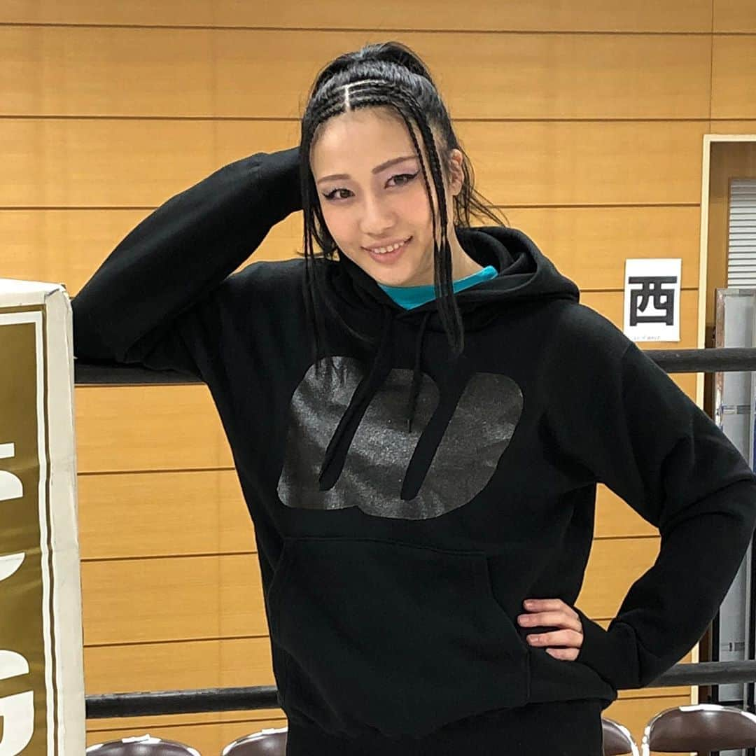 二上美紀子（GAMI）のインスタグラム：「本日発売！ waveパーカー M.L.XL.XXL 各サイズ6050円 (内消費税550円含む)  今年のパーカーは帽子とセットで被って下さい！  #wavepro #モデル #なまらめんこい #野崎渚」