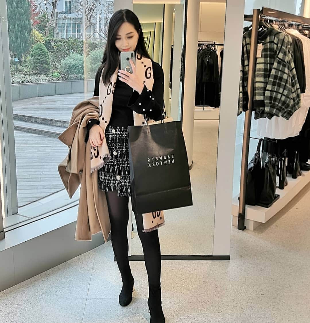 Miyu Toyonagaのインスタグラム：「🕊️Beige x Black Code  久しぶりの休日コーデ投稿。  クラシカルな印象のベージュとブラックのコーデが落ち着く♡  これからマッサージ行って暖かい料理でも作ろうかな💕 -  Tops:#farfetch @farfetch  Skirt:#estination#エストネーション Coat :#maxmara#マックスマーラ Scarf: #Gucci#グッチ Tights: #Calzedonia#カルツェドニア Shoes:#zara#ザラ」