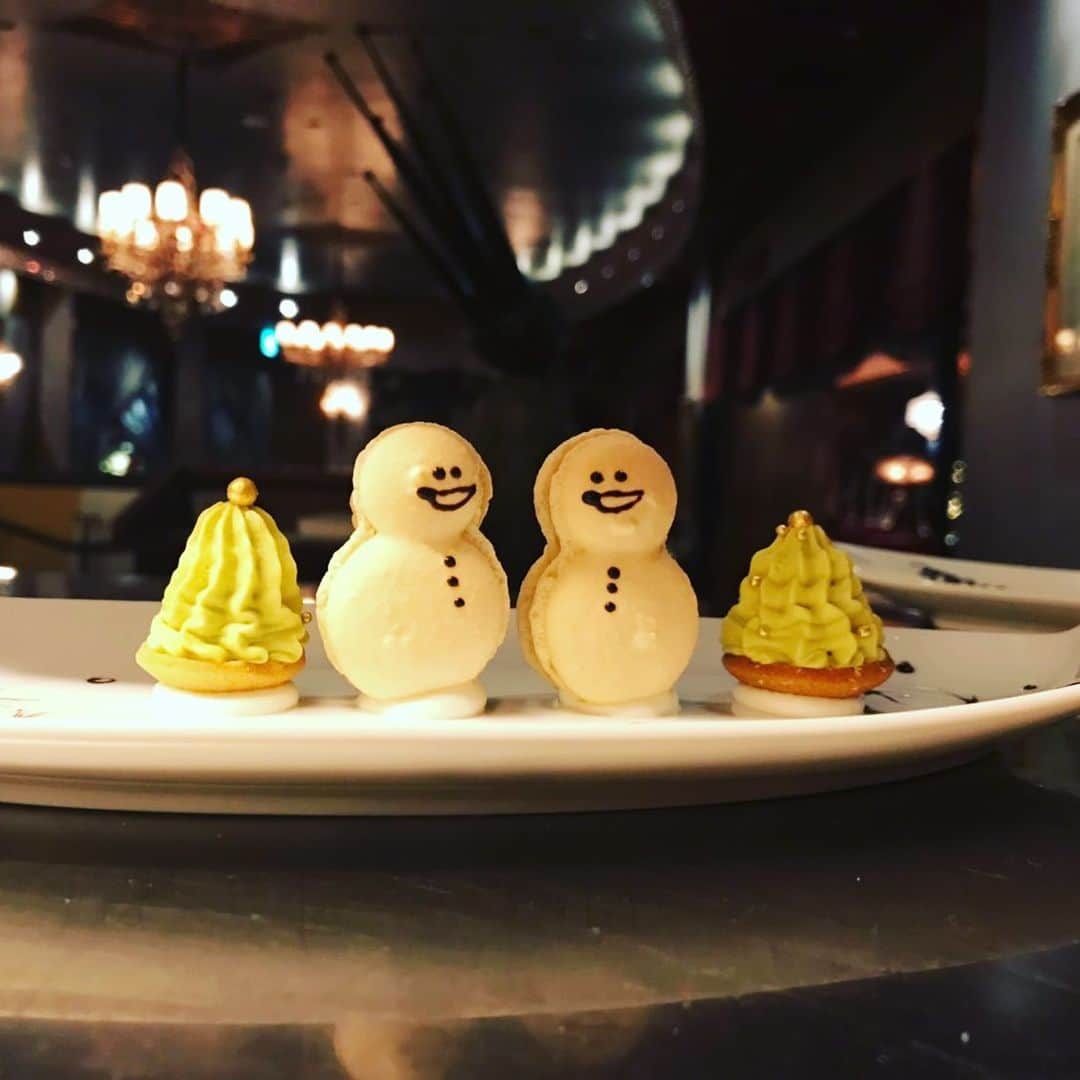 のインスタグラム：「Are you just as excited for Christmas as we are?!Come join us for the holiday season!🎄⛄️🎅🏼#christmas#holidayseason#tokyo#japan#daikanyama#tableaux#frenchfood#dessert#sweets#cookies #winteriscoming#santa#snowman#christmastree#タブローズ」