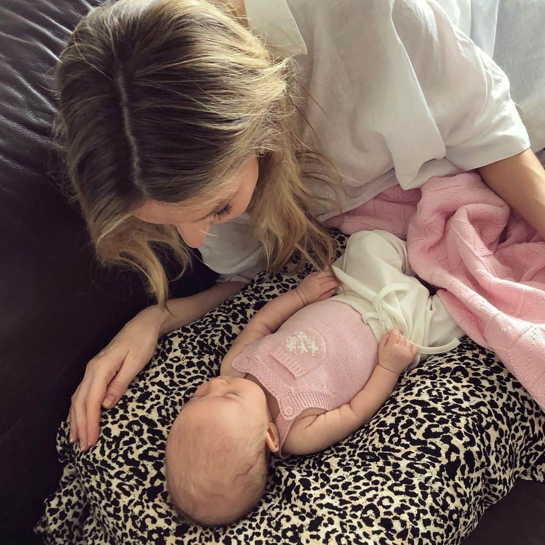 ジェニファー・ホーキンスのインスタグラム：「Birthday weekend was amazing! This year was extra special because of Frankie Violet. Best present ever!!! #SagCap 🎈💓💞💕(Thanks for the lovely cropping, last pic @hawkins_gail 😉)」