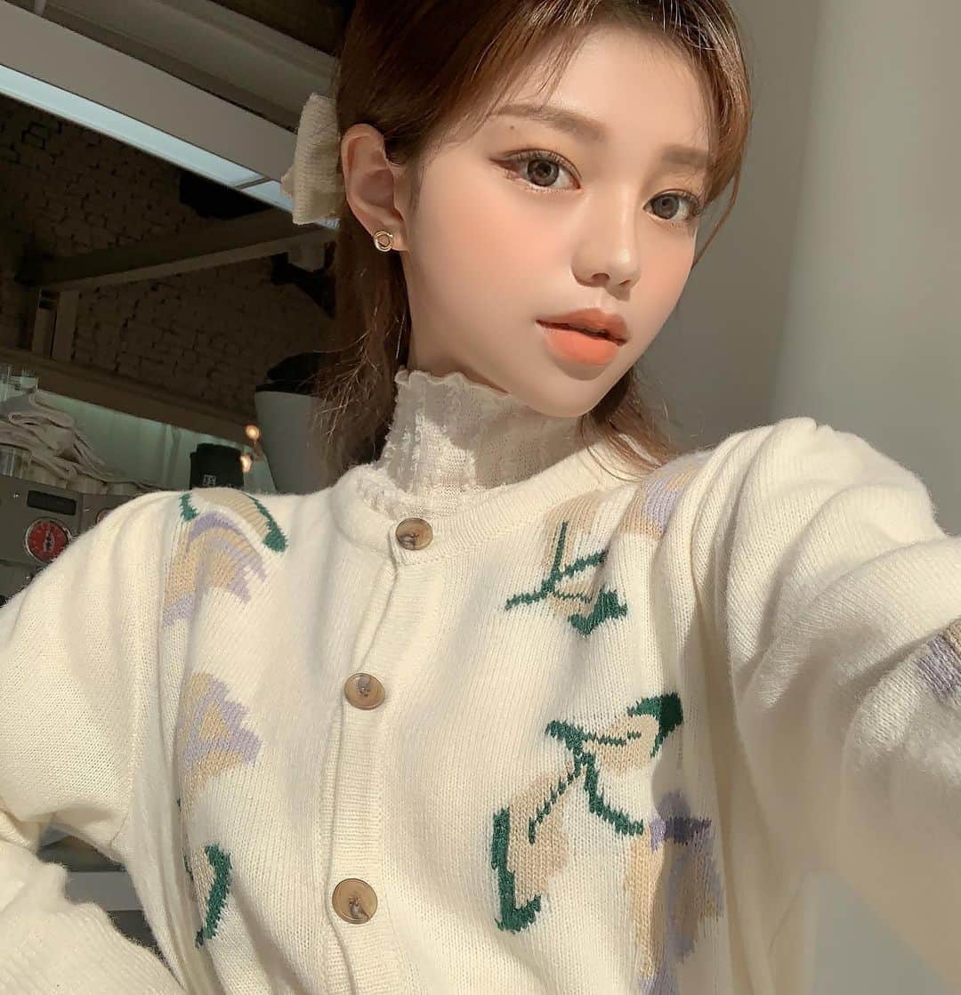 Chuuのインスタグラム：「피부톤이 밝아보이는 아이보리 가디건💕 보들보들해서 한번 입으면 계속 입게되어요✨#chuuseoul」