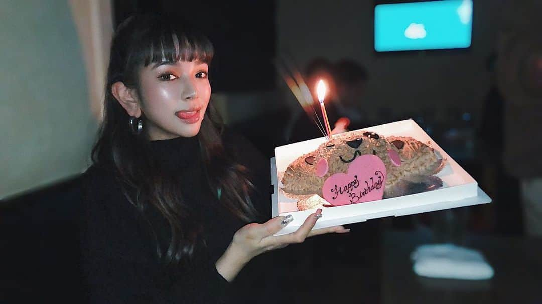 藤田杏奈さんのインスタグラム写真 - (藤田杏奈Instagram)「まだまだお誕生日お祝いされて とっても恐縮です。(誕生日2月) . 美味しいご飯食べて 楽しいお酒飲んでうれちかった❤️❤️ . 安定の人の誕生日にもすっぴんのはるたん(自分の誕生日にも) いつもなんだかんだ付き合ってくれる 優しいアンナたん やっぱり話が尽きないアナたん いつでもHappyなしゅうたん たまたま駆けつけてくれた華たん みんな大好きらぶゆう😂🙌🏻💕 #群馬って人差し指のポーズ流行ってんの？  #音うるさくなかった？」12月22日 15時31分 - anna_fujita