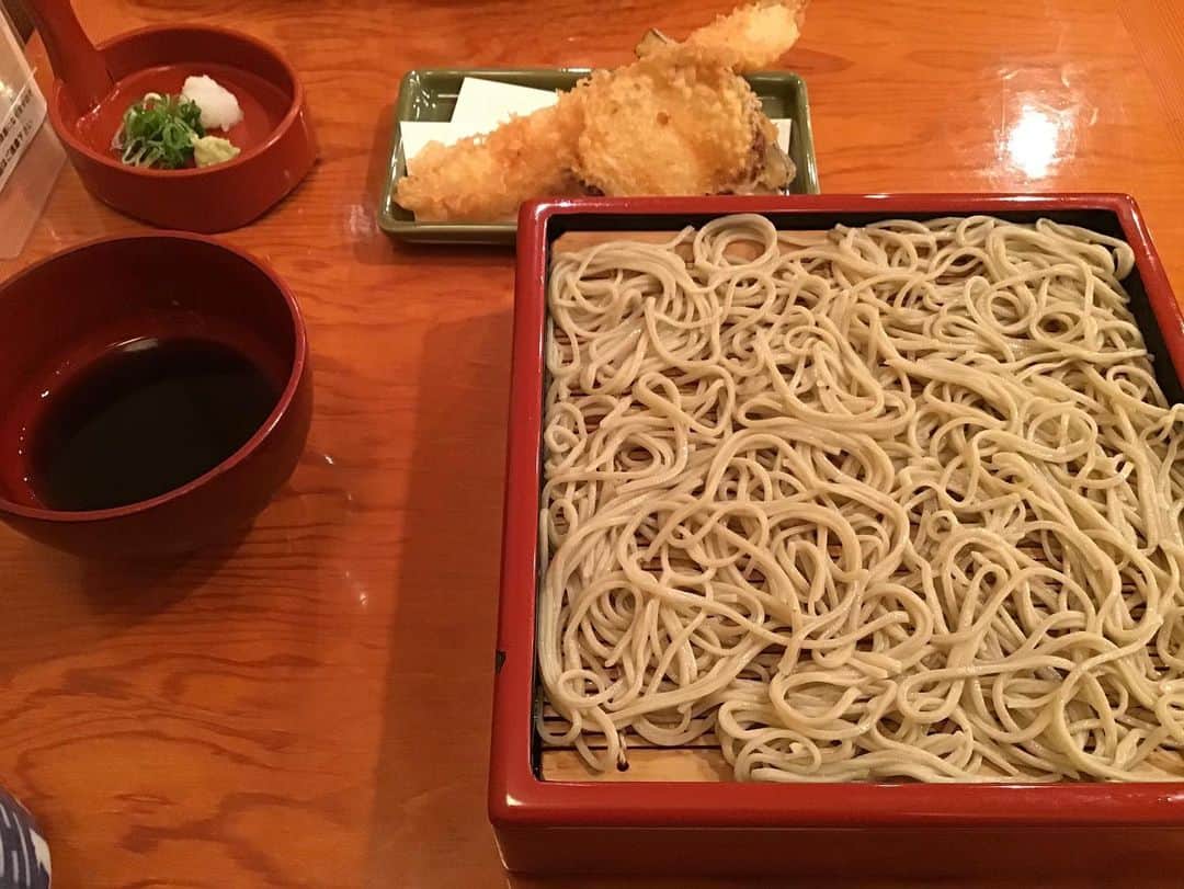 柴田淳さんのインスタグラム写真 - (柴田淳Instagram)「#天せいろ どうしても天ぷらが食べたくなってしまって食べちゃった💦  写真ヘタクソなんだけど、天ぷらがやばかった！ お蕎麦は少なすぎたんだけど、天ぷらがあるので丁度良かった。 久しぶりに巨大な立派な海老を食べた！美味しかった！ サツマイモの天ぷらはもはや羊羹でした！ こんなサツマイモの天ぷらは人生初でした！ あと小さな茄子。  会計の時に美味しかった美味しかった言って、女将さんとキャッキャしちゃった！  お蕎麦は新粉？が入ってきてて美味しい時期なんですって。 美味しかったです💕 #石臼挽き手打ちそば #名月庵田中屋」12月22日 15時30分 - shibatajun_official