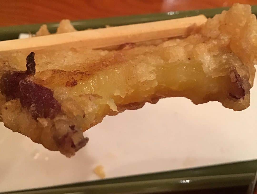 柴田淳さんのインスタグラム写真 - (柴田淳Instagram)「#天せいろ どうしても天ぷらが食べたくなってしまって食べちゃった💦  写真ヘタクソなんだけど、天ぷらがやばかった！ お蕎麦は少なすぎたんだけど、天ぷらがあるので丁度良かった。 久しぶりに巨大な立派な海老を食べた！美味しかった！ サツマイモの天ぷらはもはや羊羹でした！ こんなサツマイモの天ぷらは人生初でした！ あと小さな茄子。  会計の時に美味しかった美味しかった言って、女将さんとキャッキャしちゃった！  お蕎麦は新粉？が入ってきてて美味しい時期なんですって。 美味しかったです💕 #石臼挽き手打ちそば #名月庵田中屋」12月22日 15時30分 - shibatajun_official