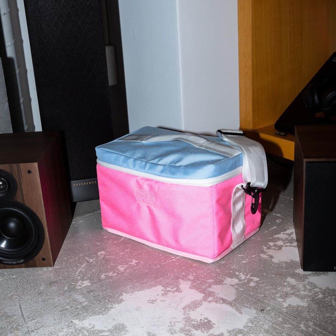川辺ヒロシのインスタグラム：「7inch record bag sold out!  7インチレコードバッグ全色完売しました！ 各色の追加生産をFREDRIK PACKERSに今お願いしてますー、しばしお待ちください〜」