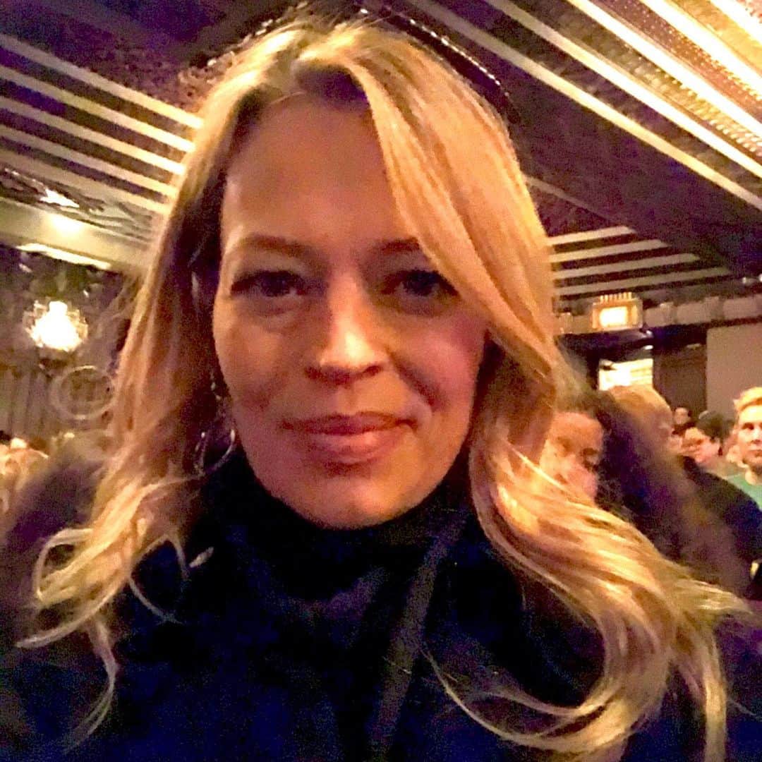 ジェリー・ライアンのインスタグラム：「Such a fun Girls' Date with My Pea at the @hollywoodpantagestheatre! 💗 ❄️ #frozen」