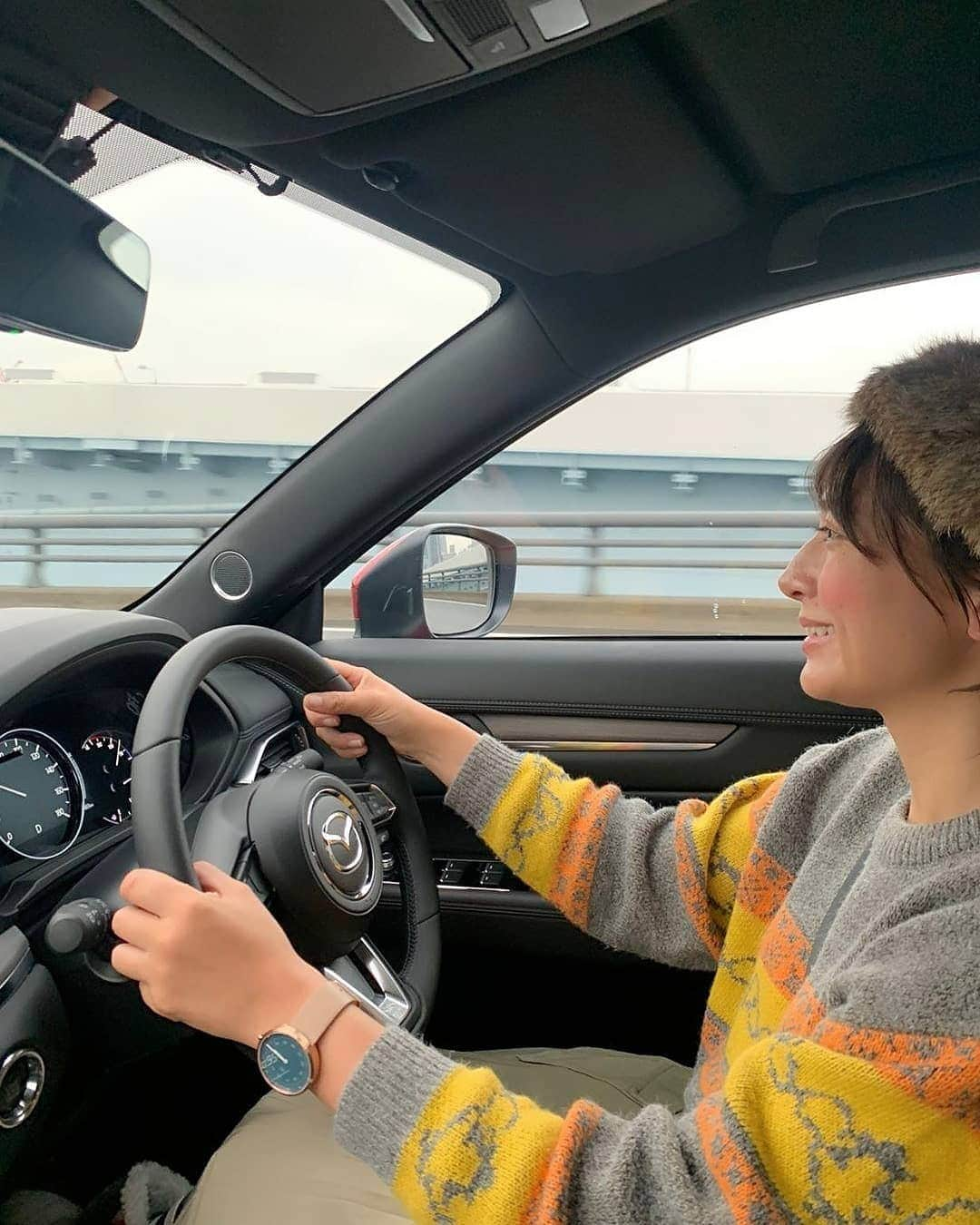 芳美リンさんのインスタグラム写真 - (芳美リンInstagram)「マツダのめちゃくちゃカッコいい車、﻿ ﻿ MAZDA CX-5を試乗させていただきました🚙﻿ ﻿ ﻿ 大きめなのでドキドキしながら運転スタートしましたが、﻿ ﻿ ﻿ 高さがあるのと、窓が広いから、よく見えて運転しやすかったです👏﻿ ﻿ ﻿ クリーンディーゼル車を初めて運転したのですが、スムーズな発車で、びっくり🎵﻿ ﻿ ﻿ 燃費がかなりよく、環境にも力を入れているそうです。﻿ ﻿ 私は、遠出が多いので燃費もかなり重要なポイント！﻿ ﻿ ﻿ ﻿ ﻿ マイカー欲しい欲がむくむくの昨今。﻿ ﻿ ﻿ やはり、大切なのは、アウトドアで十分に荷物が入れられるかどうか。﻿ ﻿ ﻿ この車は座席もゆったりしているのに、荷物のスペースも広々していました！﻿ ﻿ ﻿ 試乗前に訪れたキャンプイベントで衝動買いした、エコグリル（丸太のやつ。笑）を乗せてみました。﻿ ﻿ ﻿ ﻿ まだまだ余裕だね！﻿ ﻿ 最初から車なら五個は買ったのに！﻿ ﻿ と悔やまれます。(笑)﻿ ﻿ ﻿ 試乗体験キャンペーン、12月27日まで開催されています！﻿ ﻿ 気になるかたはこの機会にぜひー☺️🚙﻿ ﻿ ﻿ ﻿ ﻿ #MAZDA#cx5#クリーンディーゼルの出番﻿ #マツダ#sponserd#pr﻿ @mazda_jp﻿ #ドライブ#葛西臨海公園﻿ #クリーンディーゼル#クリーンディーゼル車﻿ #旅したくなるフォト #japantrip #旅行 #travelstagram #旅人 #lynn_trip #旅 #travelme #travel #trip #traveler #トラベラー ﻿﻿ #旅好きな人と繋がりたい﻿﻿ #travelholics #リンジャンプ﻿ ﻿ ﻿」12月22日 15時39分 - lynn.lynn5