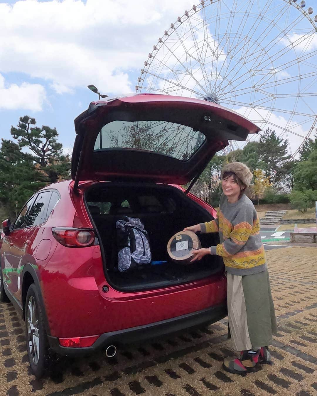 芳美リンさんのインスタグラム写真 - (芳美リンInstagram)「マツダのめちゃくちゃカッコいい車、﻿ ﻿ MAZDA CX-5を試乗させていただきました🚙﻿ ﻿ ﻿ 大きめなのでドキドキしながら運転スタートしましたが、﻿ ﻿ ﻿ 高さがあるのと、窓が広いから、よく見えて運転しやすかったです👏﻿ ﻿ ﻿ クリーンディーゼル車を初めて運転したのですが、スムーズな発車で、びっくり🎵﻿ ﻿ ﻿ 燃費がかなりよく、環境にも力を入れているそうです。﻿ ﻿ 私は、遠出が多いので燃費もかなり重要なポイント！﻿ ﻿ ﻿ ﻿ ﻿ マイカー欲しい欲がむくむくの昨今。﻿ ﻿ ﻿ やはり、大切なのは、アウトドアで十分に荷物が入れられるかどうか。﻿ ﻿ ﻿ この車は座席もゆったりしているのに、荷物のスペースも広々していました！﻿ ﻿ ﻿ 試乗前に訪れたキャンプイベントで衝動買いした、エコグリル（丸太のやつ。笑）を乗せてみました。﻿ ﻿ ﻿ ﻿ まだまだ余裕だね！﻿ ﻿ 最初から車なら五個は買ったのに！﻿ ﻿ と悔やまれます。(笑)﻿ ﻿ ﻿ 試乗体験キャンペーン、12月27日まで開催されています！﻿ ﻿ 気になるかたはこの機会にぜひー☺️🚙﻿ ﻿ ﻿ ﻿ ﻿ #MAZDA#cx5#クリーンディーゼルの出番﻿ #マツダ#sponserd#pr﻿ @mazda_jp﻿ #ドライブ#葛西臨海公園﻿ #クリーンディーゼル#クリーンディーゼル車﻿ #旅したくなるフォト #japantrip #旅行 #travelstagram #旅人 #lynn_trip #旅 #travelme #travel #trip #traveler #トラベラー ﻿﻿ #旅好きな人と繋がりたい﻿﻿ #travelholics #リンジャンプ﻿ ﻿ ﻿」12月22日 15時39分 - lynn.lynn5