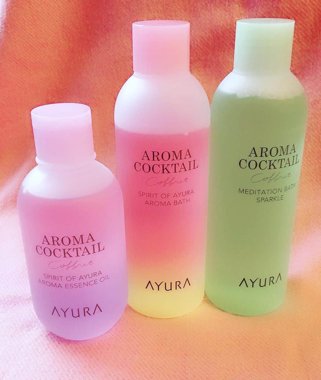 小橋めぐみのインスタグラム：「アユーラのクリスマスコフレ🎁 右2本は、入浴剤。 左はヘアとボディに使えるオイル。 香りももちろん良いのだけれど、 色を眺めているだけでも癒される。 というか、色を眺めていたいから使えない。 #まとめ買いしたいくらい #来年のラッキーカラーは #ピンクと黄色らしい」