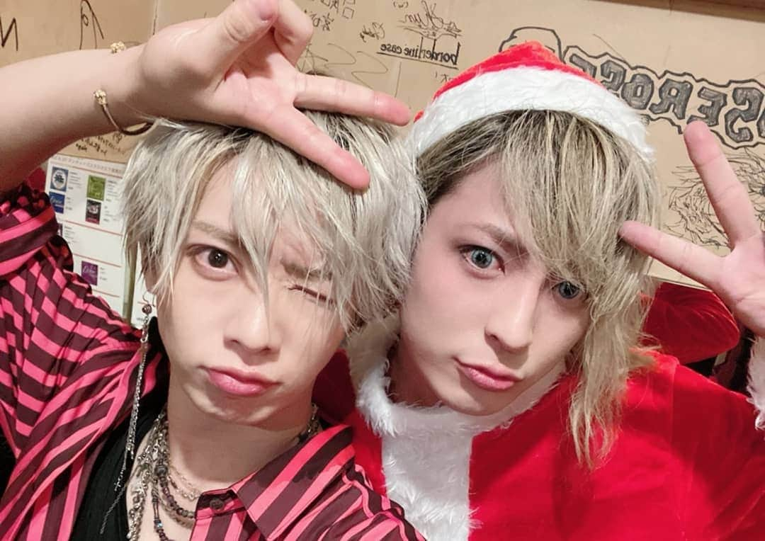 斉藤秀翼さんのインスタグラム写真 - (斉藤秀翼Instagram)「MerryChristmaSyu vol.2 御来場有難うございました！  花鳥風月さん、そしてヒロトさん、山口賢人君との共演、最高な時間でした。 みんなのアツさも、最高でした。 2019年、良い締めくくりになりました。  来年は、リリースも、ツアーもあります！ 実りある1年にしたいと思います。  #花鳥風月 #幸樹 #ひヵる #ヒロト #HIROTO #斉藤秀翼 #クリスマス  #ライブ #live #山口賢人 #ツアー #CD #リリース #release #TOUR #bennu #ys #yujisugeno #ゆしん #東京 #Tokyo #下北沢」12月22日 15時48分 - syuusuke.s