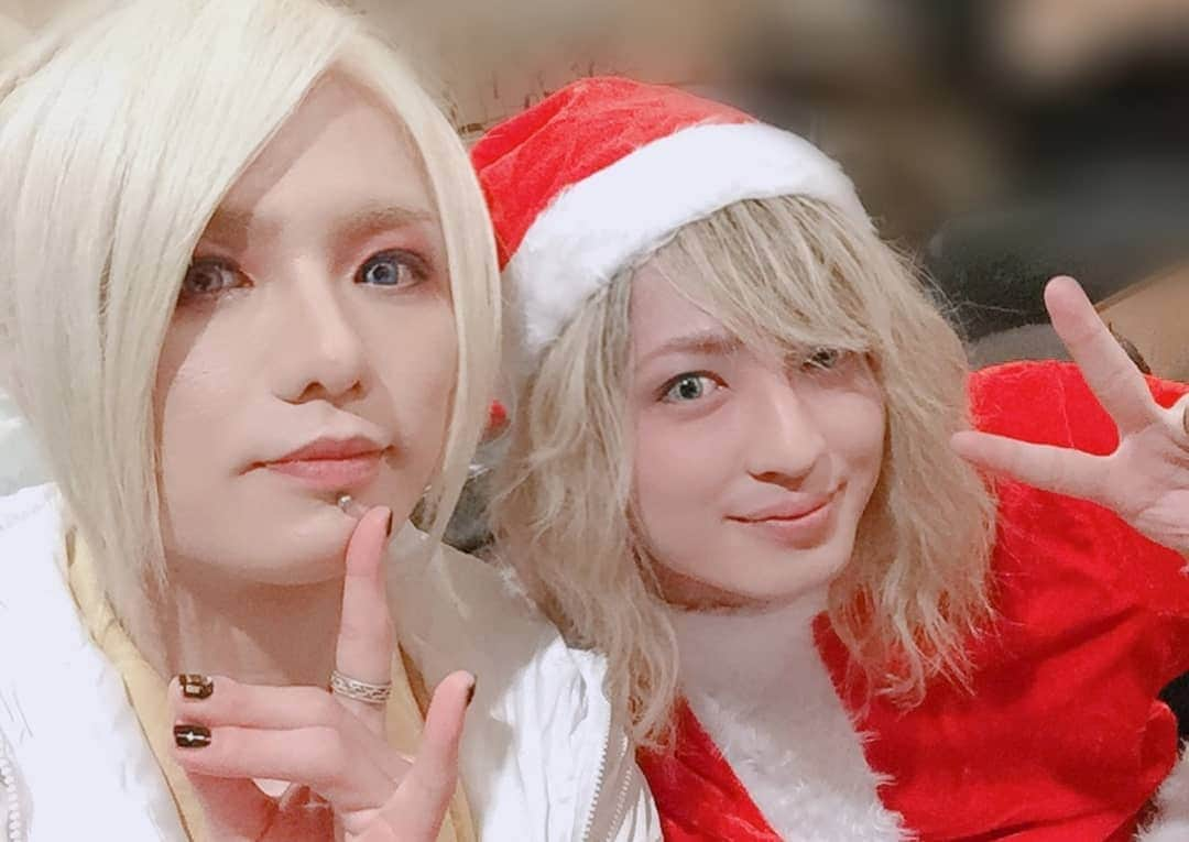 斉藤秀翼さんのインスタグラム写真 - (斉藤秀翼Instagram)「MerryChristmaSyu vol.2 御来場有難うございました！  花鳥風月さん、そしてヒロトさん、山口賢人君との共演、最高な時間でした。 みんなのアツさも、最高でした。 2019年、良い締めくくりになりました。  来年は、リリースも、ツアーもあります！ 実りある1年にしたいと思います。  #花鳥風月 #幸樹 #ひヵる #ヒロト #HIROTO #斉藤秀翼 #クリスマス  #ライブ #live #山口賢人 #ツアー #CD #リリース #release #TOUR #bennu #ys #yujisugeno #ゆしん #東京 #Tokyo #下北沢」12月22日 15時48分 - syuusuke.s