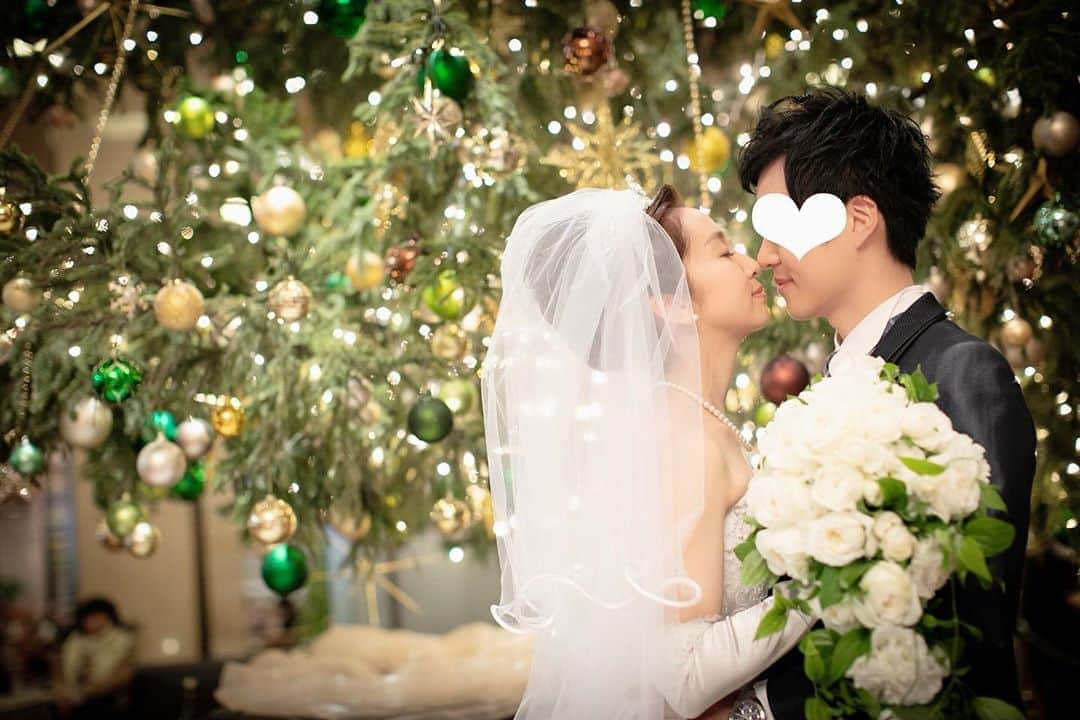 小野恵美さんのインスタグラム写真 - (小野恵美Instagram)「12月22日💍 今日で結婚式から1年です💐  写真は挙式前、帝国ホテルのクリスマスツリーの前にて🎄 大切なゲストの皆さんにお祝いしていただいて幸せな一日。昨日のように思い出せます✨  今日はクリスマスも兼ねて、お祝いランチをしてきました🥂  ウェディング関連記事 #emi1222wedding ＊ ＊ @imperialweddings.official  #帝国ホテル #帝国ホテルウェディング #インペリ婚 #インペリアルホテル #クリスマス #クリスマスツリー #結婚記念日 #結婚式記念日 #アニバーサリー #anniversary」12月22日 15時45分 - onoemi_official