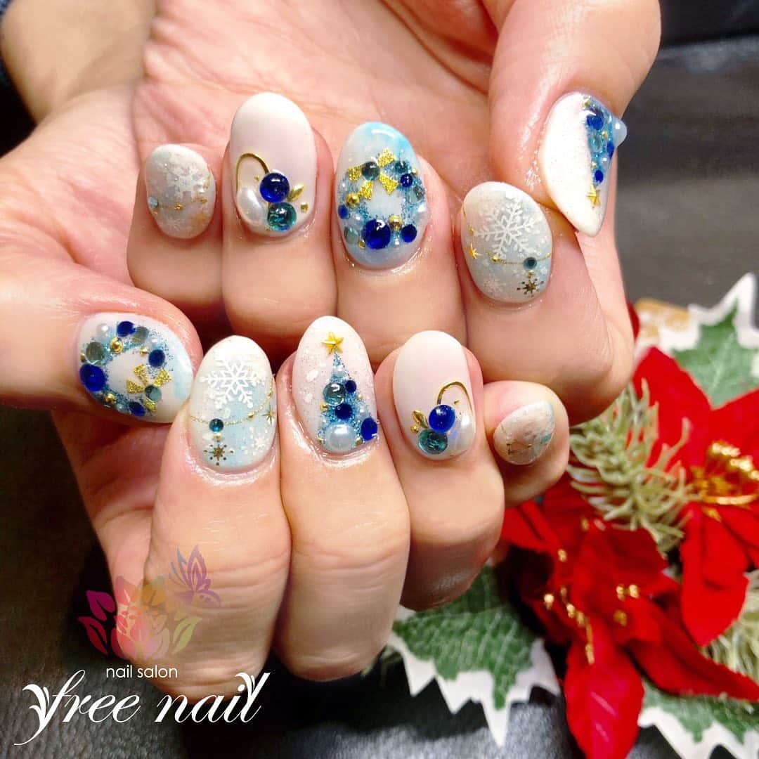 free nail フリーネイルのインスタグラム：「. クリスマスネイル💅🏻🎅🏻🎄 . 最高に可愛いクリスマスネイルはfreenailへ🎅🏻🦌🎄🔔❄️ . ご来店ありがとうございました🙇🏻‍♀️🙇🏻‍♀️🙇🏻‍♀️💗 . #ネイルアート #ジェルネイル #ネイルサロン #大阪ネイルサロン #ネイルデザイン #ネイルチェンジ #クリスマスネイル #季節ネイル #ツリーネイル #リースネイル #雪の結晶ネイル #キラキラネイル #ブルーネイル #ホワイトネイル #デザインネイル #トレンドネイル #冬ネイル #winternails #nailsart #nailsdid #美甲 #日式美甲 #日式美甲胶 #日本美甲师 #日本美甲老师 #美甲上课 #日本胶 #フリーネイル #freenail」