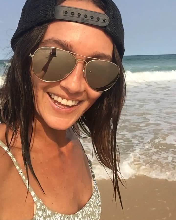 シャーニ・ヴィンソンのインスタグラム：「Still wondering what to get your best mate this Christmas? 🎄 Hit me up on @cameo at Cameo.com/sharnivinson for a personalized video message shout out! 😘 🎁 #MerryChristmas」