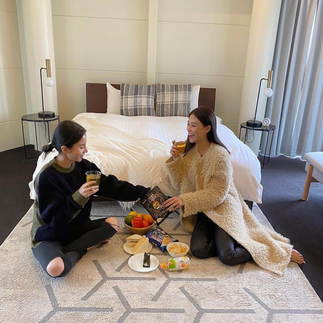 チャン・チュンニンのインスタグラム：「這趟日本我們選擇住 @in.thehood  在東京鐵塔附近🗼 其實離我們安排去的地方也不遠 一下樓沒多久就有地鐵  交通來說真的很便利  我很喜歡這間色系  全部是粉嫩色系看了就是舒服 採光也超好 全是大落地窗  很享受早晨被太陽叫醒的感覺  這次算是第一次住airbnb  非常喜歡這樣的感覺  感覺像是真正住在這裏😂🇯🇵 -  #photo_jpn #japan #lovejapan #inthehood」