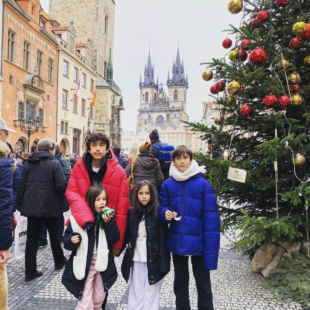 りありこさんのインスタグラム写真 - (りありこInstagram)「2年ぶりにプラハのクリスマスマーケットに来てます❤️ どこもステキすぎるし、チェコの人が真面目でとても良い人でちょっと日本人と近い気がします。  本当にもうすぐクリスマス🎄  ステキな日曜日をお過ごしください😘😘 #プラハ #クリスマスマーケット #家族旅行 #りありこチャンネル」12月22日 16時04分 - leahrikophoto