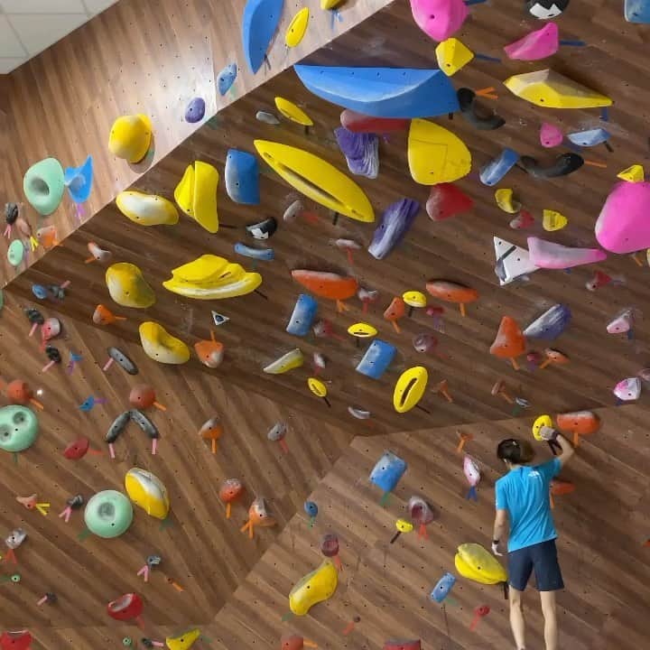ホン・イン・リーのインスタグラム：「經典大仰角風格的路線 #bouldering #抱石 #taiwanclimbing」