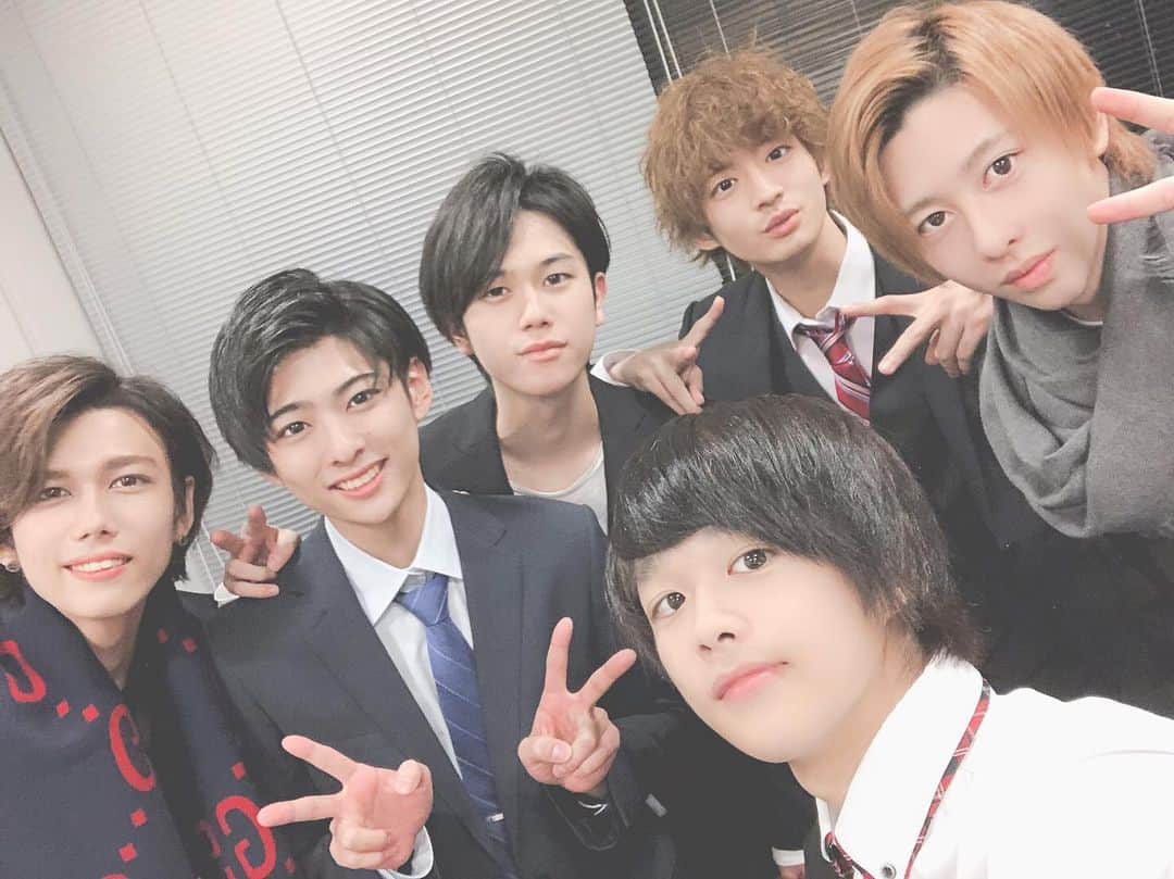 河野紳之介のインスタグラム：「アクシデントもハプニングもサプライズにしてその日しか味わえない特別な時間にしちゃえば最高だよね。今日来てくれた人ありがとう！風邪など拗らせないように！！ #青春高校3年c組 #バトラーズ #リリイベ #雨天中止 #代わりに　#スペシャルな　#アトラクション会」