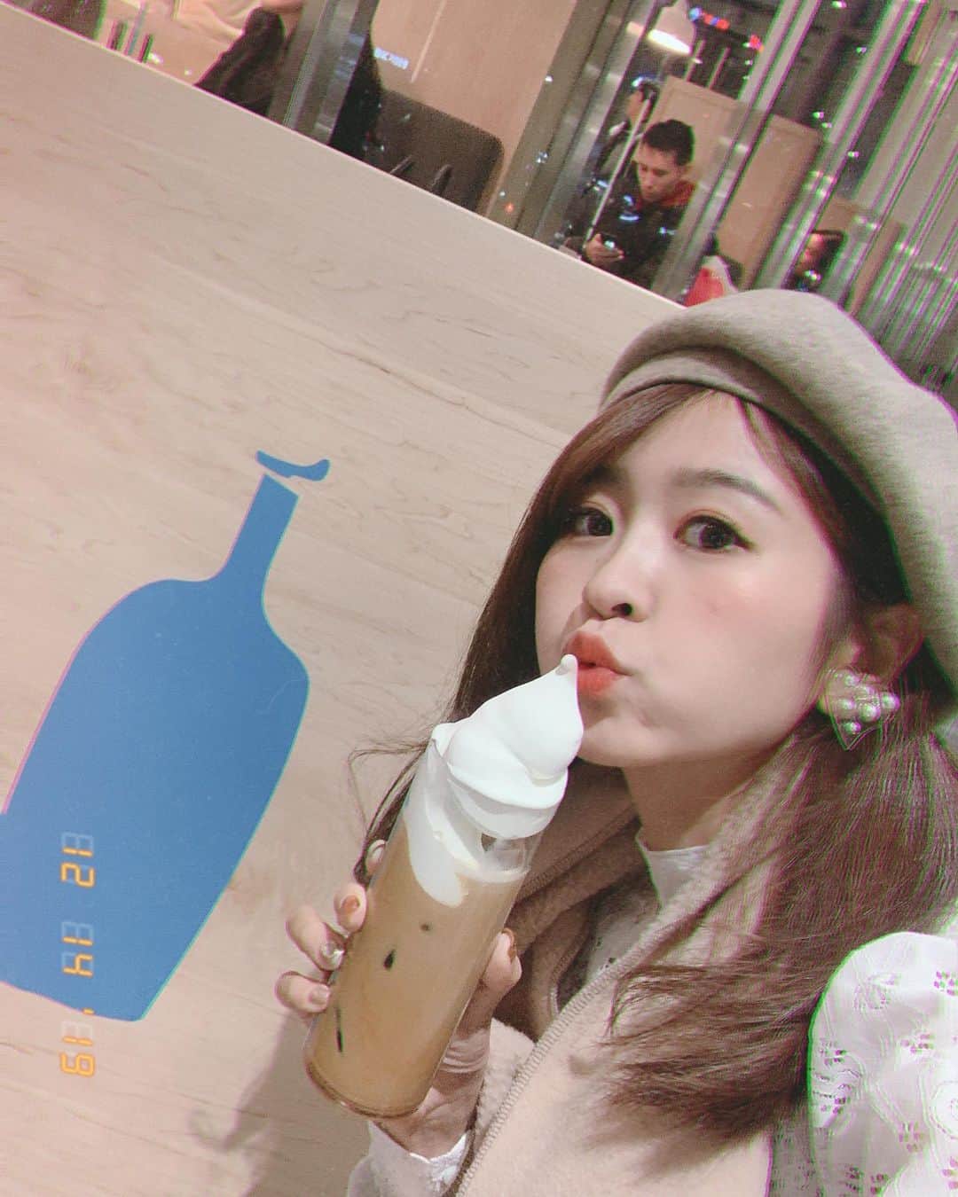 郭圈圈さんのインスタグラム写真 - (郭圈圈Instagram)「冷的要命一定要點熱的！！ 結果一看到這個冰淇淋咖啡🍦 立馬變心🤣🤣🤣 然後冰淇淋一壓就⋯第四張⋯ 我就⋯⋯第五張🙄 #leainseoul#lea_korea#lea_outfit」12月22日 21時36分 - helloiamlea