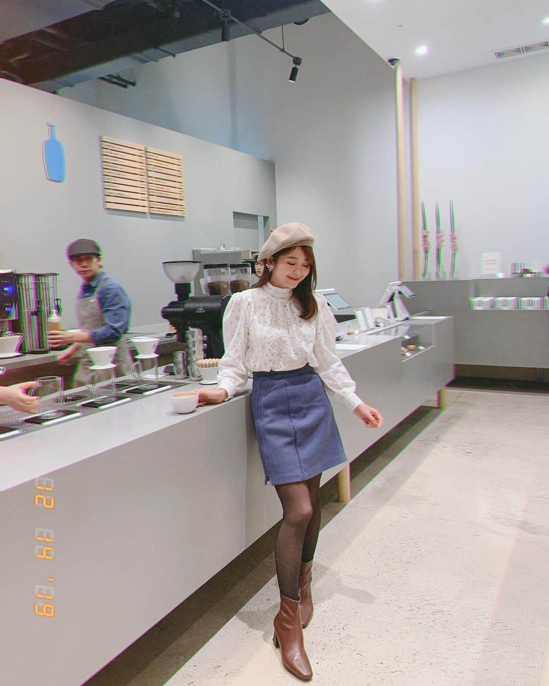 郭圈圈さんのインスタグラム写真 - (郭圈圈Instagram)「冷的要命一定要點熱的！！ 結果一看到這個冰淇淋咖啡🍦 立馬變心🤣🤣🤣 然後冰淇淋一壓就⋯第四張⋯ 我就⋯⋯第五張🙄 #leainseoul#lea_korea#lea_outfit」12月22日 21時36分 - helloiamlea