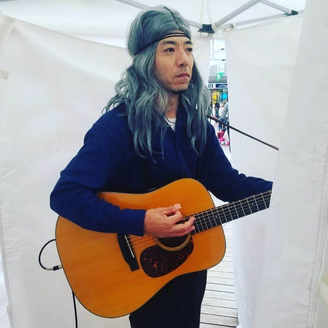 森慎太郎のインスタグラム：「ah 服を着替えずヅラだけ被っちゃった♪ #やらかしちまった #イースト21」