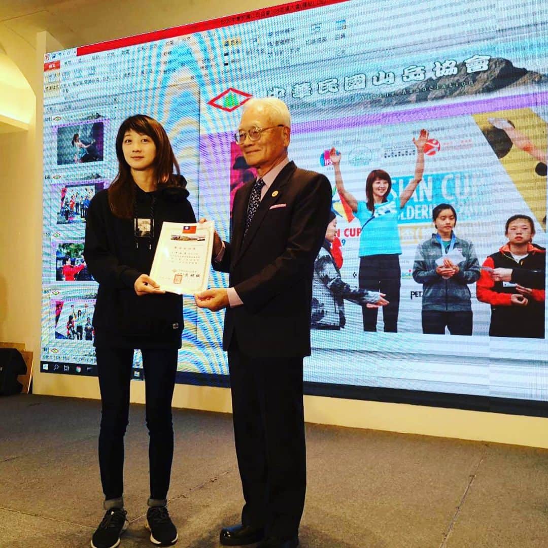 ホン・イン・リーのインスタグラム：「中華山協年度表揚大會，特別感謝協會全體對我的愛戴以及黃楩楠理事長對運動攀登的支持，明年的我們會更棒👍 #中華民國山岳協會 #攀岩 #運動攀登」