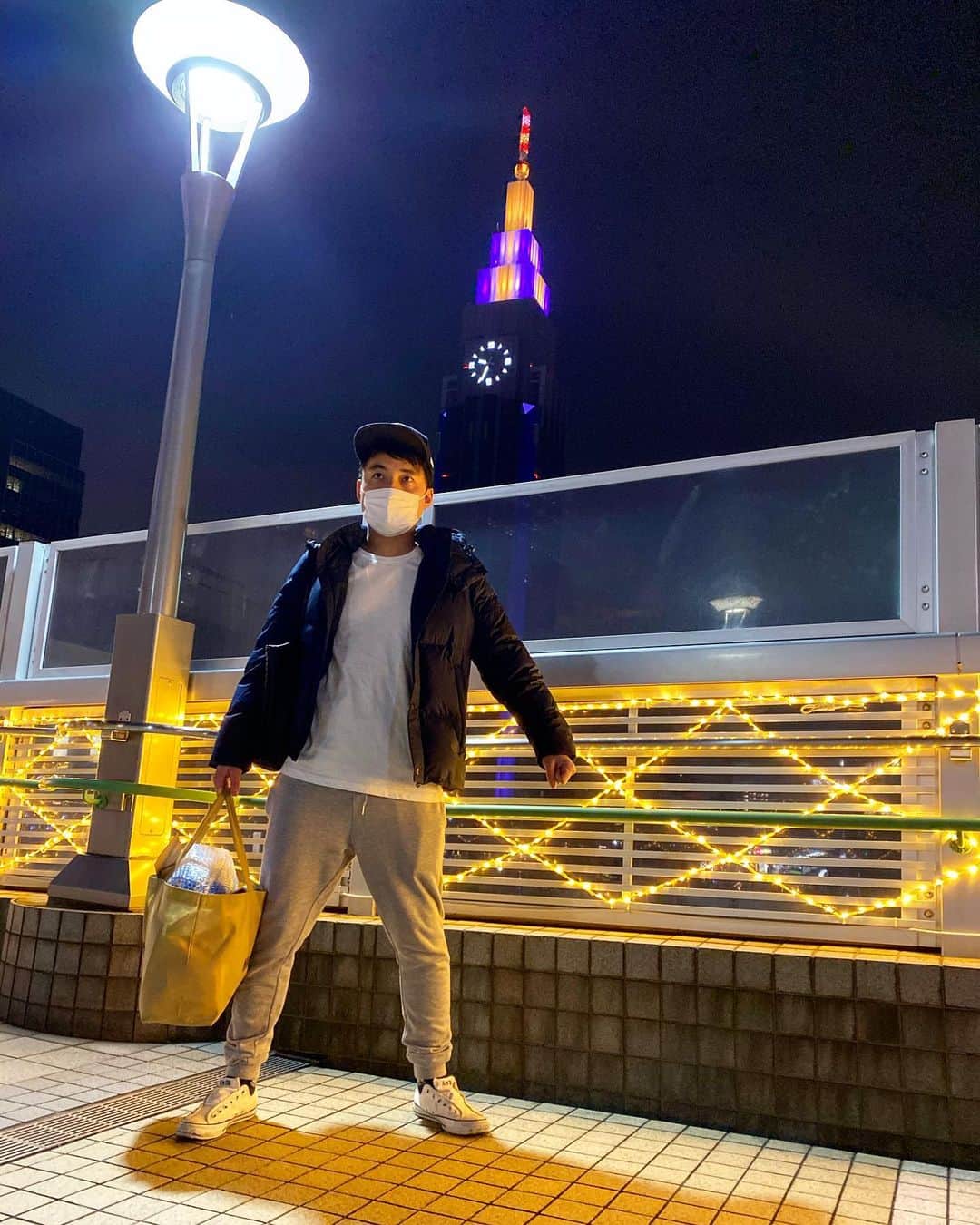 青木泰寛のインスタグラム：「年末感でてきましたね。 みなさん風邪ひいてないですか？  先日、中華料理屋さんで 学生さんが『ラーメン大盛りでお願いします！』と言ってて  お店のお母さんが 『はーい！』って元気よく返事してて  そしたら 厨房に向かって 『チャーハン大盛りで一つ！』ってデカめの声で言ってて  それ見てて 軽く吹き出しちゃったんだけど  こういう話しきらい？？ #用件言わずにこの日空いてるって言われるのちょい苦手です」