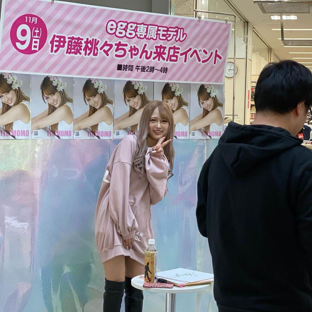 YUJI_MATSUDA_KUNのインスタグラム：「【2019年振返り】 . 2019/11 . 大好きな「伊藤桃々」ちゃんの来店イベント！ あのeggモデルでも大活躍していて、ずっとファンだったんだ！ だからキャスティング出来てほんと嬉しかった！ . お客さんもいっぱい来てくれて！ 桃々ちゃんプロデュースコスメ「More..Me」も大人気！ . MCのAKIくんもいつも通り盛り上げてくれて大盛況でした！ . #伊藤桃々 #AKI #moremi #来店イベント #fkdインターパーク #egg #eggモデル」