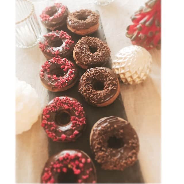 前田ゆかのインスタグラム：「豆乳とグルテンフリーでつくった 揚げないヘルシードーナツ🍩 ＊ (揚げないから簡単なのです) 今日はちょっとクリスマス風に🎄  #グルテンフリー #グルテンフリードーナツ #gultenfree  #maeyukareshipi  #夕食何にしようかな」