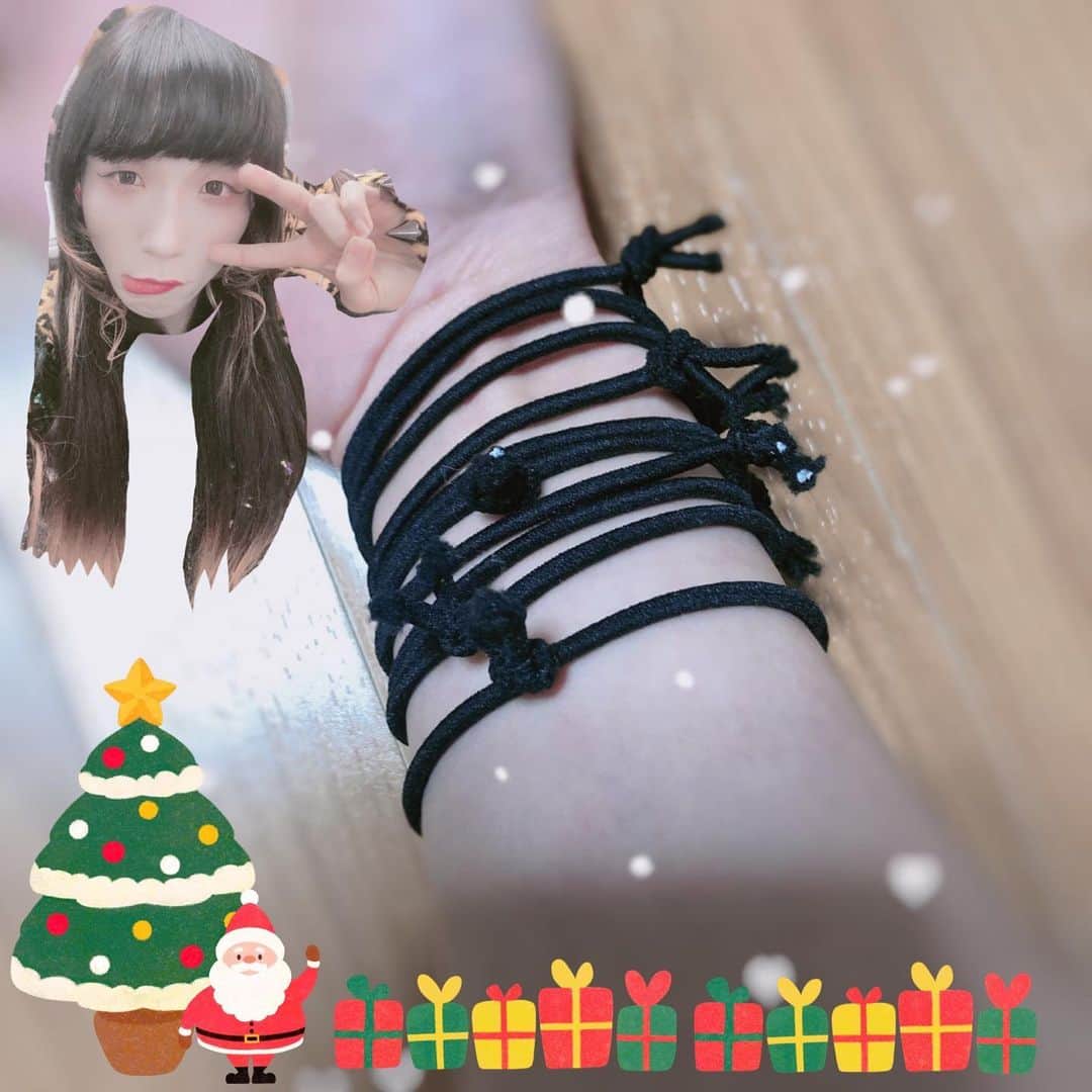 ぺいにゃむにゃむ【二丁目の魁カミングアウト】のインスタグラム：「昨日はヘアゴムを切って結んだ。 このセルフカットして結ぶタイプのヘアゴムが1番長持ちするんだ！ #無くなったら一気に作る派 #分かる人にはわかる #ヘアゴム #ゲイギャル #もうすぐクリスマス」